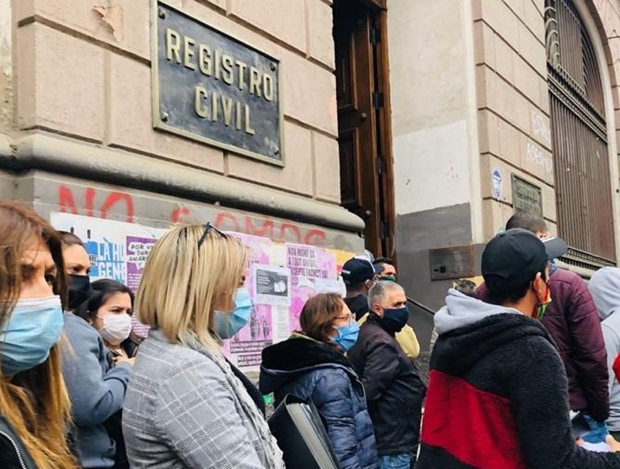 sitiodelsuceso's tweet photo. Carnet de Identidad vencido servirá para solicitar retiro del 10% de las AFP. Detalles en https://t.co/sTmHssmRhR https://t.co/apiO4sThxk