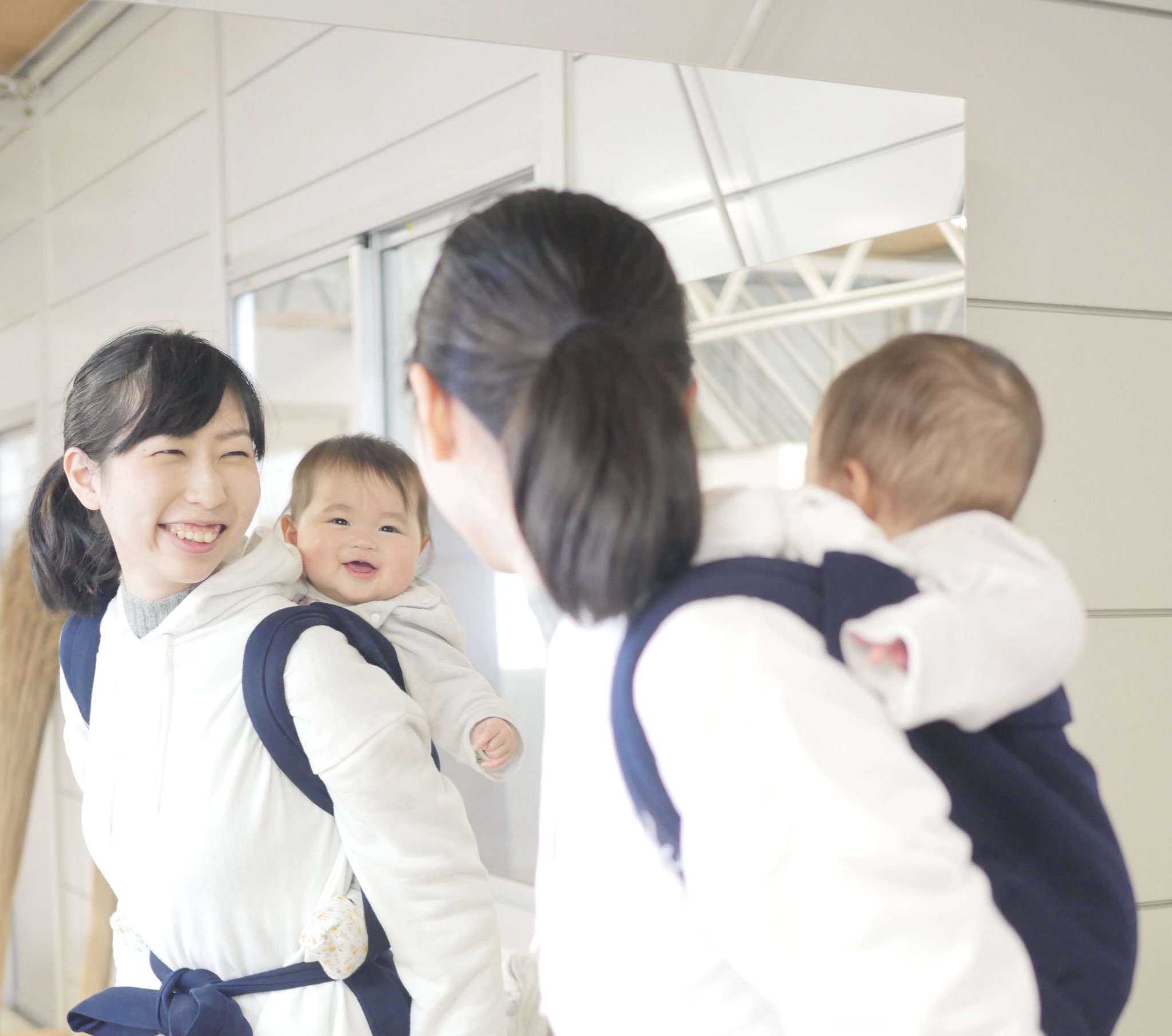 Gran Mocco おんぶ紐 抱っこ紐 鏡越しの赤ちゃん 赤ちゃんがご機嫌ななめの時 鏡の前でおんぶをしてあげると ご機嫌が治ることがあります 鏡で目を合わせながら気がつくと赤ちゃんはママの背中 鏡の中の赤ちゃんと会話ができるのも高い位置の
