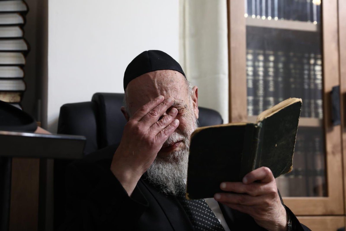 CapitanAyub's tweet photo. Una imagen vale más que mil palabras. El Jajam Shalom. Un ser de luz inigualable en el rezo de #TishaBav #TishaBeav #9deAv https://t.co/UBjnGGoBlR