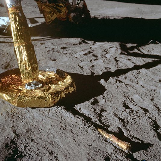 10) ...it isn’t enough to explain such a giant blast. See how the contact probe gets bent up beneath the footpad? And see the gouge it made in the soil? It does gouge the soil. But the dust blast is too big and goes in *all* directions, not just from the direction of the gouge.