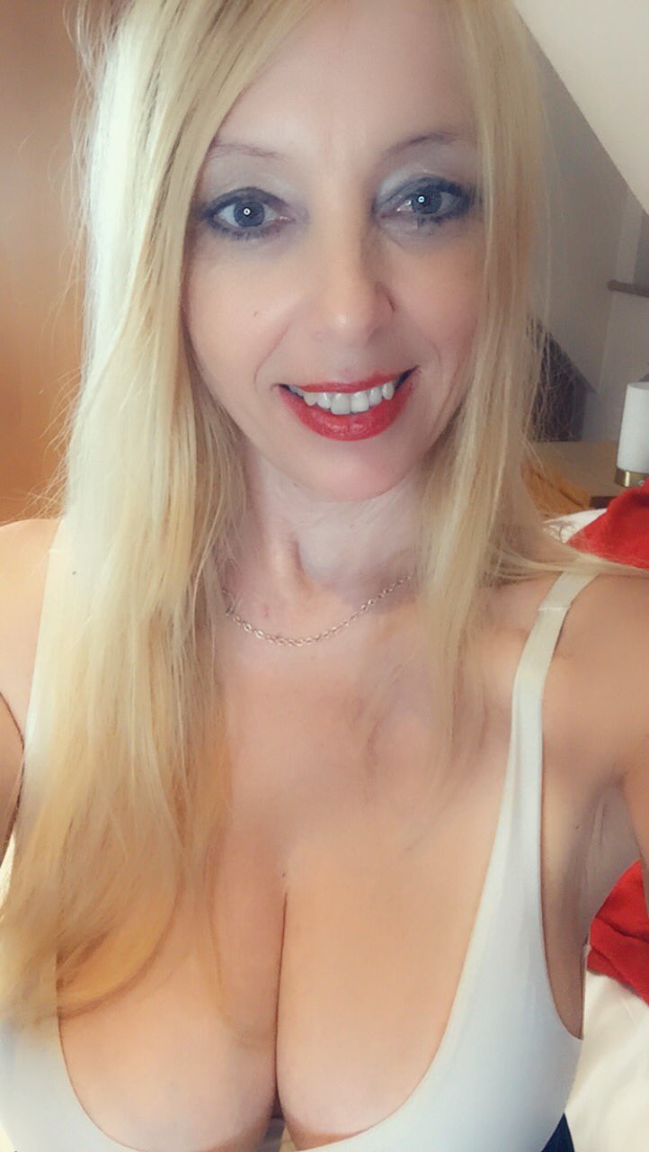 Busting out of my vest tonight #selfie #cleavage #bustygirl https://t.co/7svN80oUat