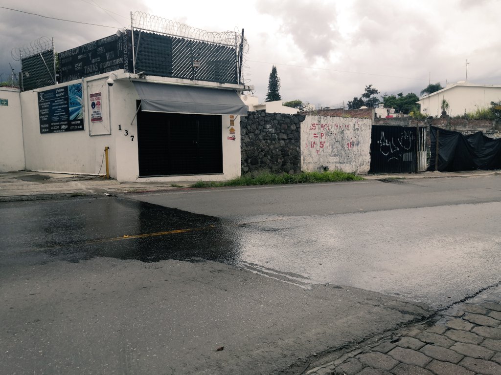 carolinaserR's tweet photo. Aguas negras sobre plena Av Cuauhtémoc en Cuernavaca más de 8 días y ninguna autoridad hace nada, acaso no hay  sanción? todos podemos tirar el agua a la calle? O tengo q pagar para q hagan algo o q? @SDUyOPCuerna @SAPACCuernavaca @DiariodeMorelos @UniondeMorelos #Ayuntamiento https://t.co/2oiYUJfEjT
