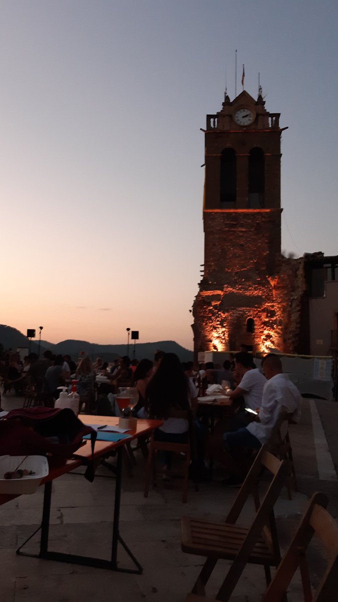 pebico's tweet photo. Darrer #concertdeproximitat des de @AjuntamentArtes i @xasacc Avui amb tast de formatges de #calmusic , sopar de #canvila , barra només amb producte local i música de @gustavoduch I @guille_jove presentant #ungritoenraizado Bonic i necessari tot plegat https://t.co/GVelNltSdn
