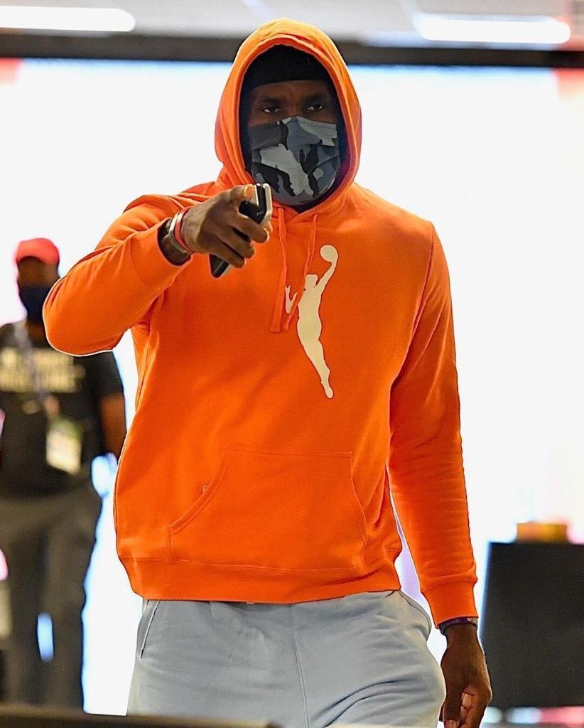 FreeformTV's tweet image. Shoutout to the women on the court making POWER moves. We recognize your power on and off the court every day. Everybody reppin’ the #orangehoodie for y’all. #initforgood
______
Don’t miss the WNBA games Thursday starting at 6P ET on @espn