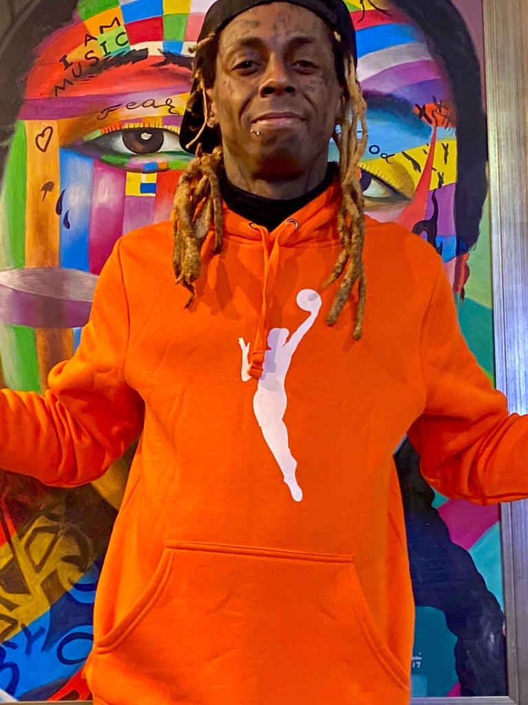 FreeformTV's tweet image. Shoutout to the women on the court making POWER moves. We recognize your power on and off the court every day. Everybody reppin’ the #orangehoodie for y’all. #initforgood
______
Don’t miss the WNBA games Thursday starting at 6P ET on @espn