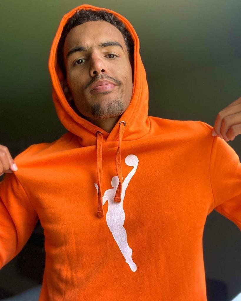 FreeformTV's tweet image. Shoutout to the women on the court making POWER moves. We recognize your power on and off the court every day. Everybody reppin’ the #orangehoodie for y’all. #initforgood
______
Don’t miss the WNBA games Thursday starting at 6P ET on @espn