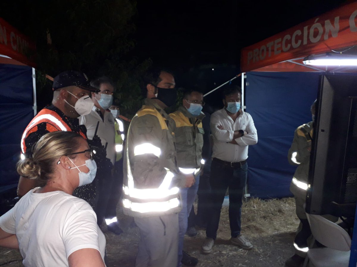 OVoluntariadoOU's tweet photo. ⚠️Situación 2 #IFSanMillaoCualedro⚠️
Actualmente temos unha mellora sensible na situación do lume, de grandes dimensións e cun perímetro complexo. A parte máis activa do lume atópase en dous flancos entre A Madalena e San Cristovo e o de Medeiros e A Granxa.
Seguimos a traballar https://t.co/B2FPx0kyKm