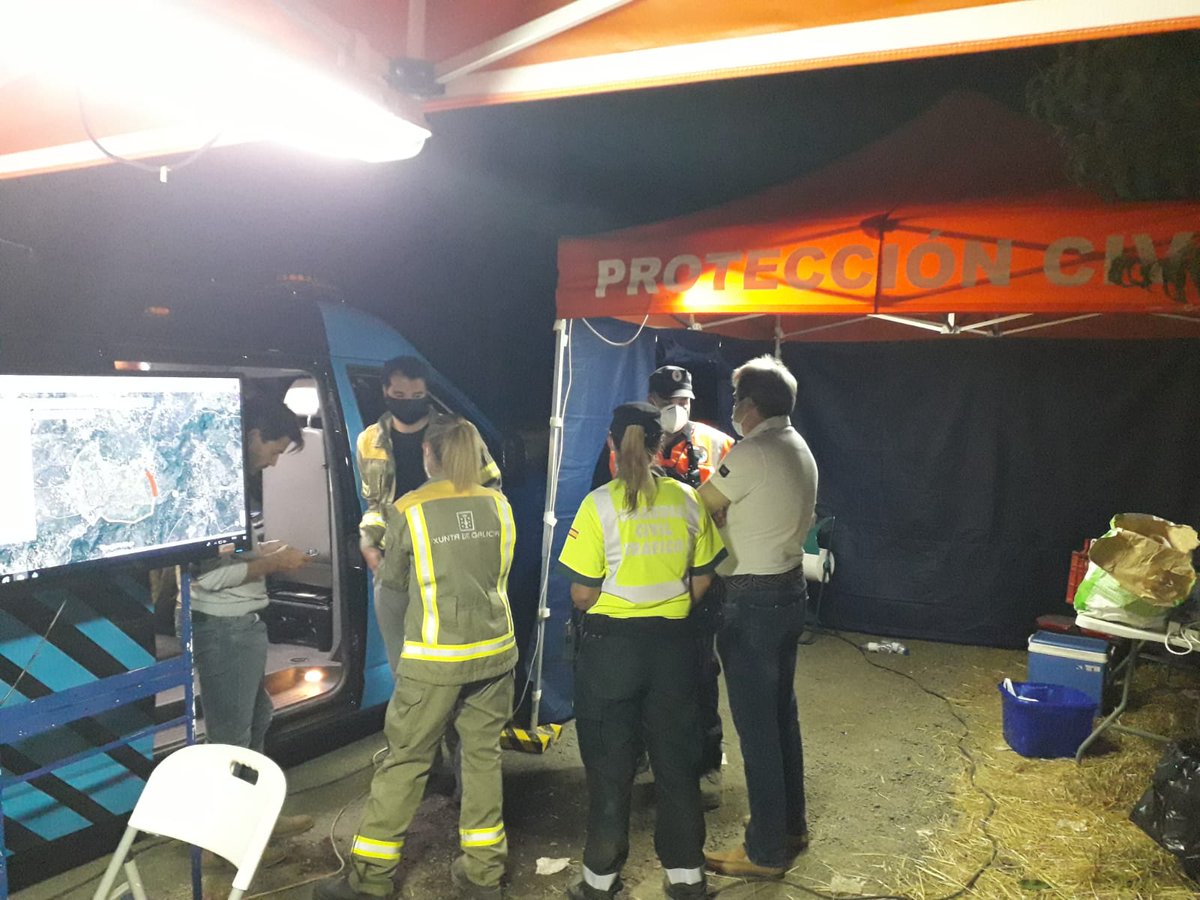 OVoluntariadoOU's tweet photo. ⚠️Situación 2 #IFSanMillaoCualedro⚠️
Actualmente temos unha mellora sensible na situación do lume, de grandes dimensións e cun perímetro complexo. A parte máis activa do lume atópase en dous flancos entre A Madalena e San Cristovo e o de Medeiros e A Granxa.
Seguimos a traballar https://t.co/B2FPx0kyKm