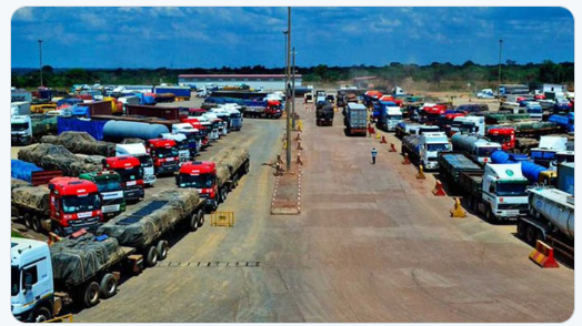 kinshasaweb's tweet photo. Haut Katanga : #Trafigo accentue les travaux d’élargissement du parking des véhicules trucks à #Kasumbalesa ! @anzuwbusiness https://t.co/23pfDzMyaz https://t.co/oIZnmTrGgK
