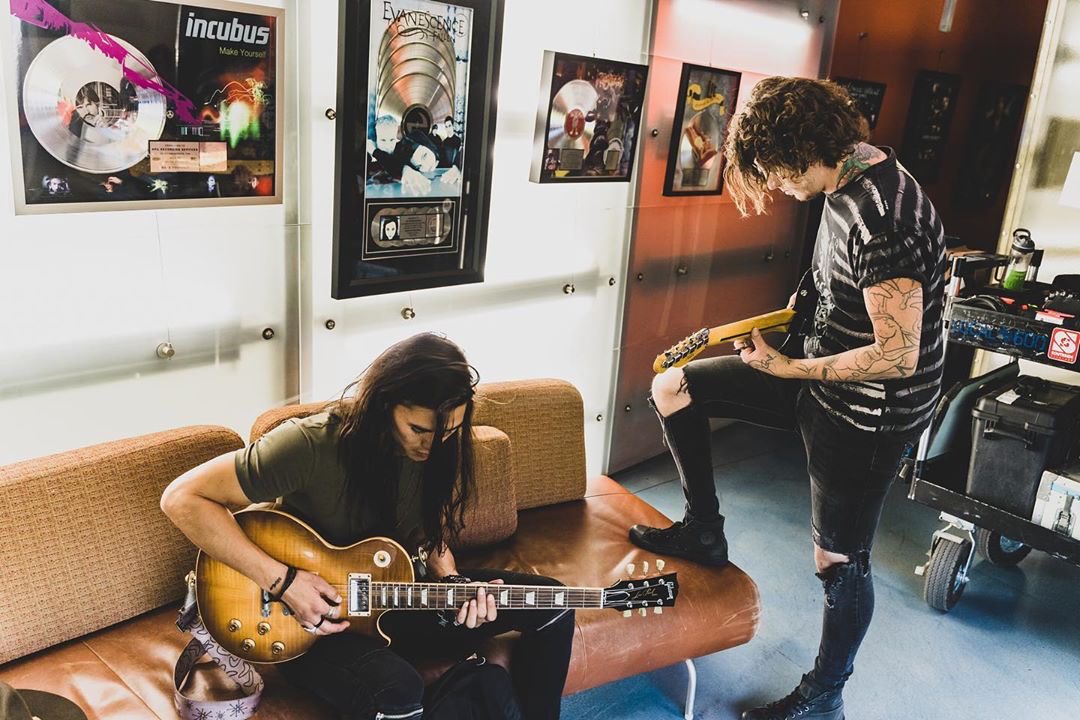 ParadiseCityFC's tweet photo. #Repost @hit_parader ~ @booboostewart and @benjaminbruce warming up on set before a musical performance scene in @paradisecitytv #BooBooStewart #BenBruce #VicLakota #LeoDonovan #TheRelentless #ParadiseCity #ParadiseCityShow #NRGStudios #HitParader https://t.co/saSH7W1fbl https://t.co/8XPgsqTVpa