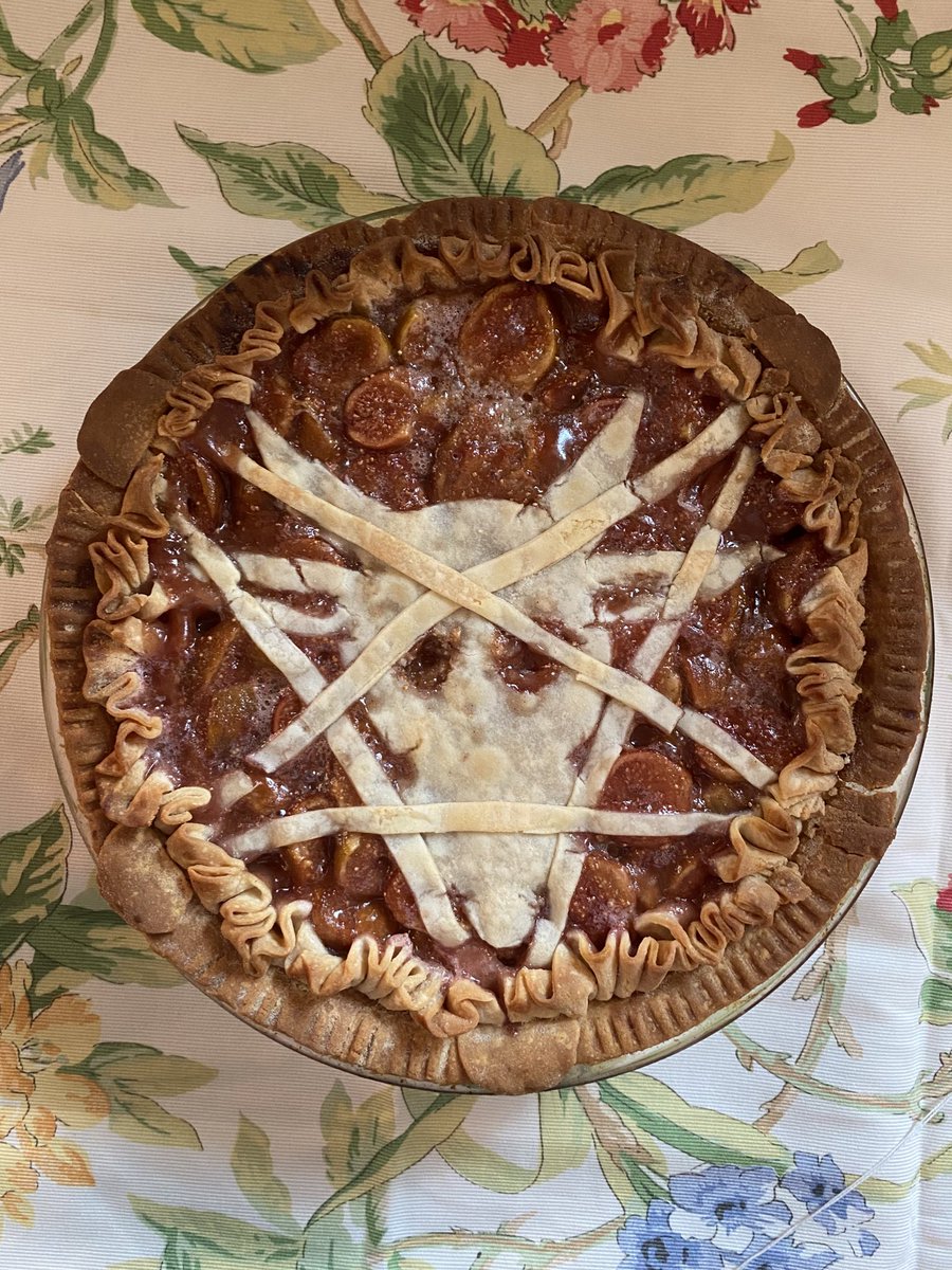HunnidStack's tweet photo. Real demon hours #Baphomet #Figpie #Cottagecore #Veganbaking https://t.co/N2O6F1FfEe