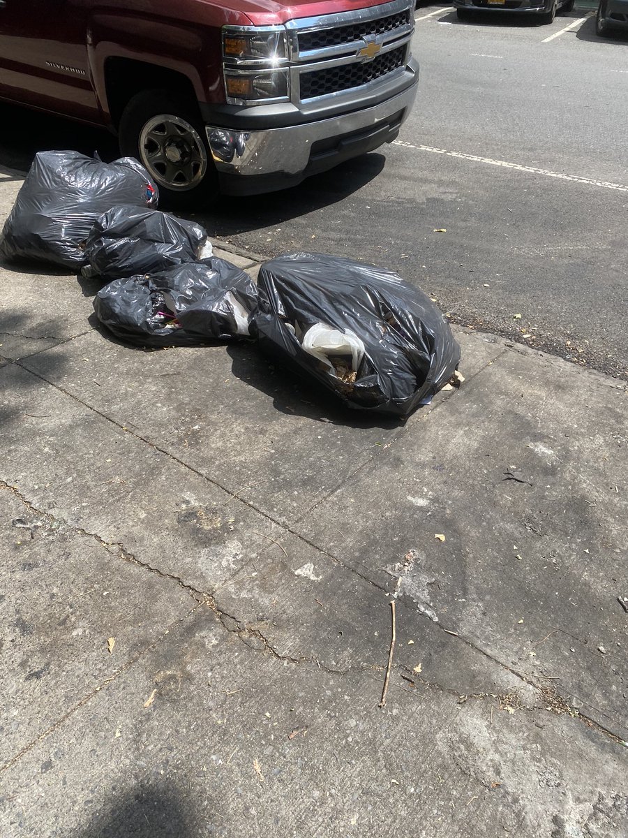 jimenbahen's tweet photo. @NYCMayor @NYCSanitation @nyc311 I’m sure there are other priorities but rhis gets getting biger and bigger. The smell, rodents and pest, are getting out of control. ETA on clean up?? Its been 2 months......FORT GEORGE HILL https://t.co/moD1V8oKR0