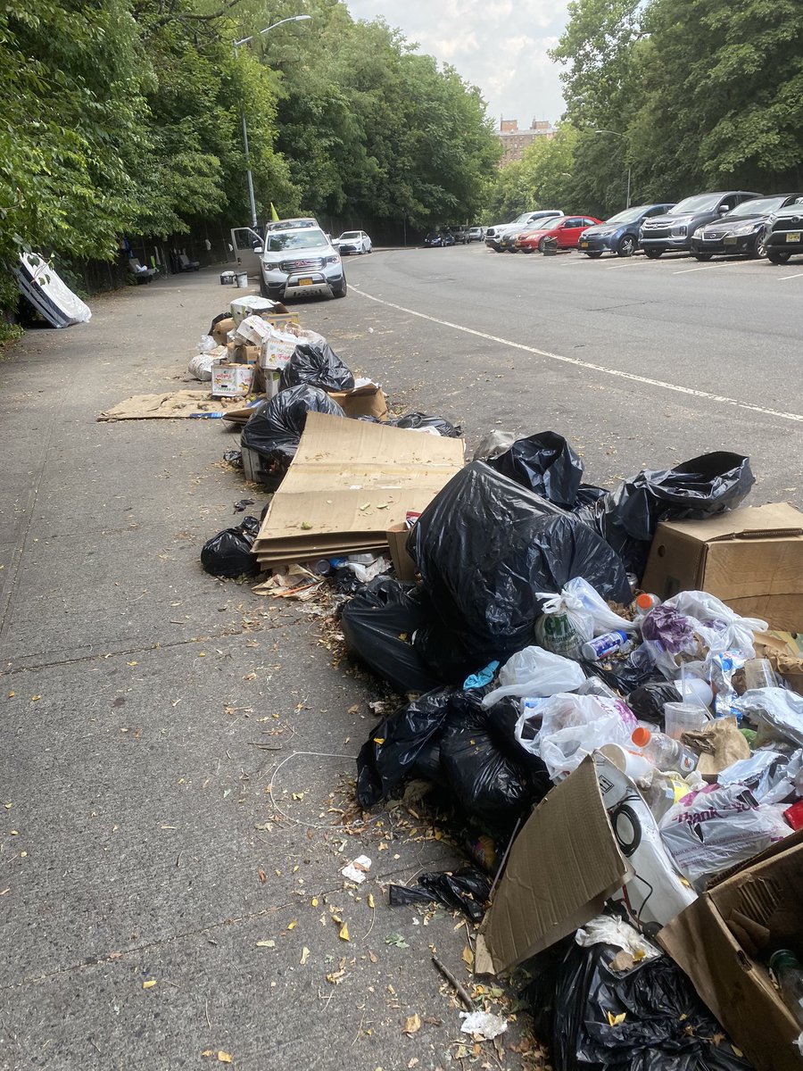 jimenbahen's tweet photo. @NYCMayor @NYCSanitation @nyc311 I’m sure there are other priorities but rhis gets getting biger and bigger. The smell, rodents and pest, are getting out of control. ETA on clean up?? Its been 2 months......FORT GEORGE HILL https://t.co/moD1V8oKR0
