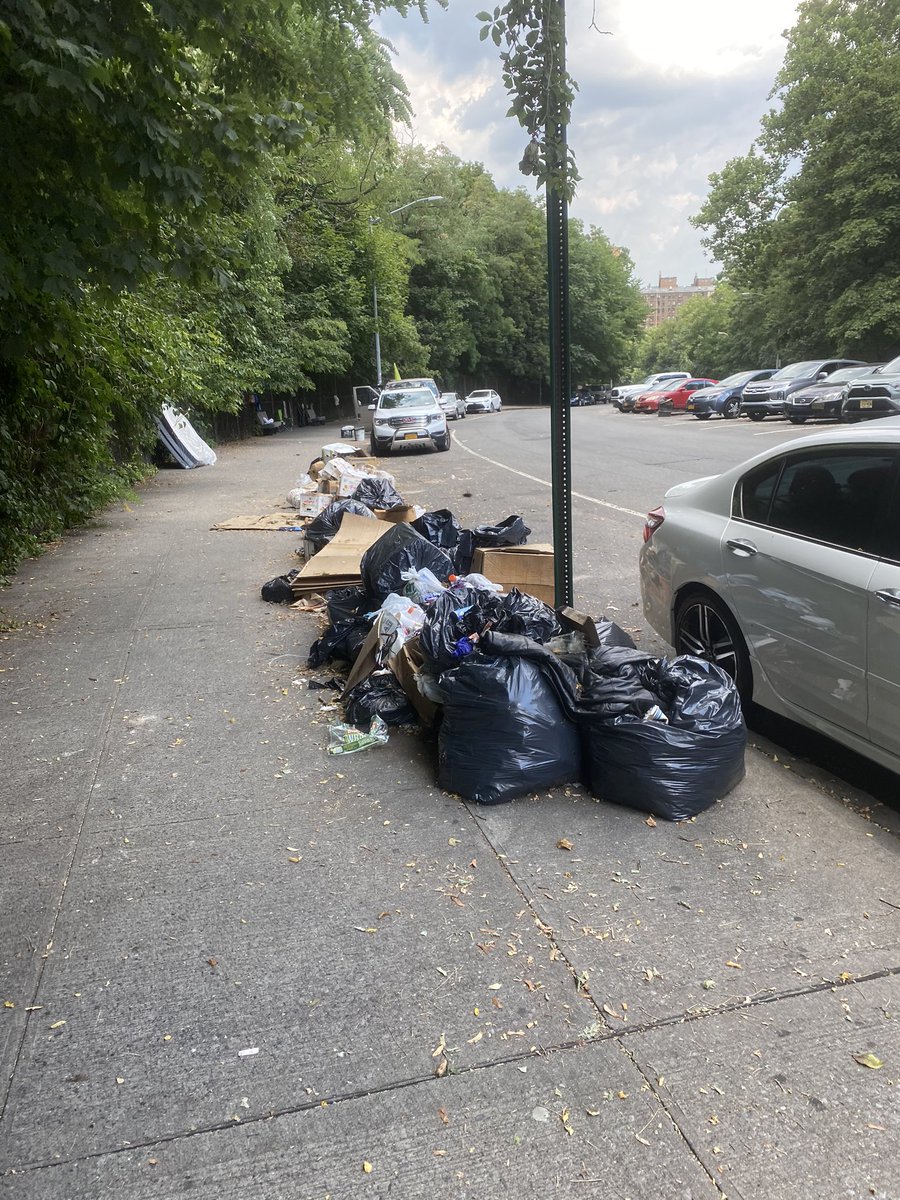 jimenbahen's tweet photo. @NYCMayor @NYCSanitation @nyc311 I’m sure there are other priorities but rhis gets getting biger and bigger. The smell, rodents and pest, are getting out of control. ETA on clean up?? Its been 2 months......FORT GEORGE HILL https://t.co/moD1V8oKR0