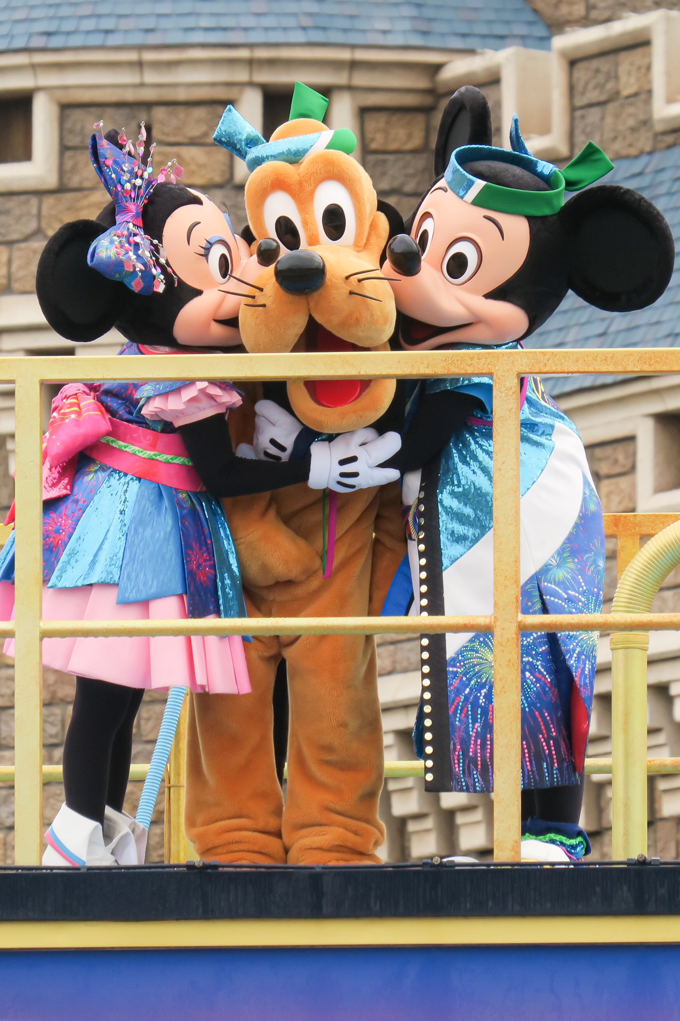 つっちー Dあか ミッキーとミニーに愛されるプルート 3人が揃うショーはだんだん少なくなってきてるけど ショー中の3人の触れ合いは本当にほっこりした気持ちになるから好き W ディズニーシー ディズニーランド ミッキー ミニー プルート