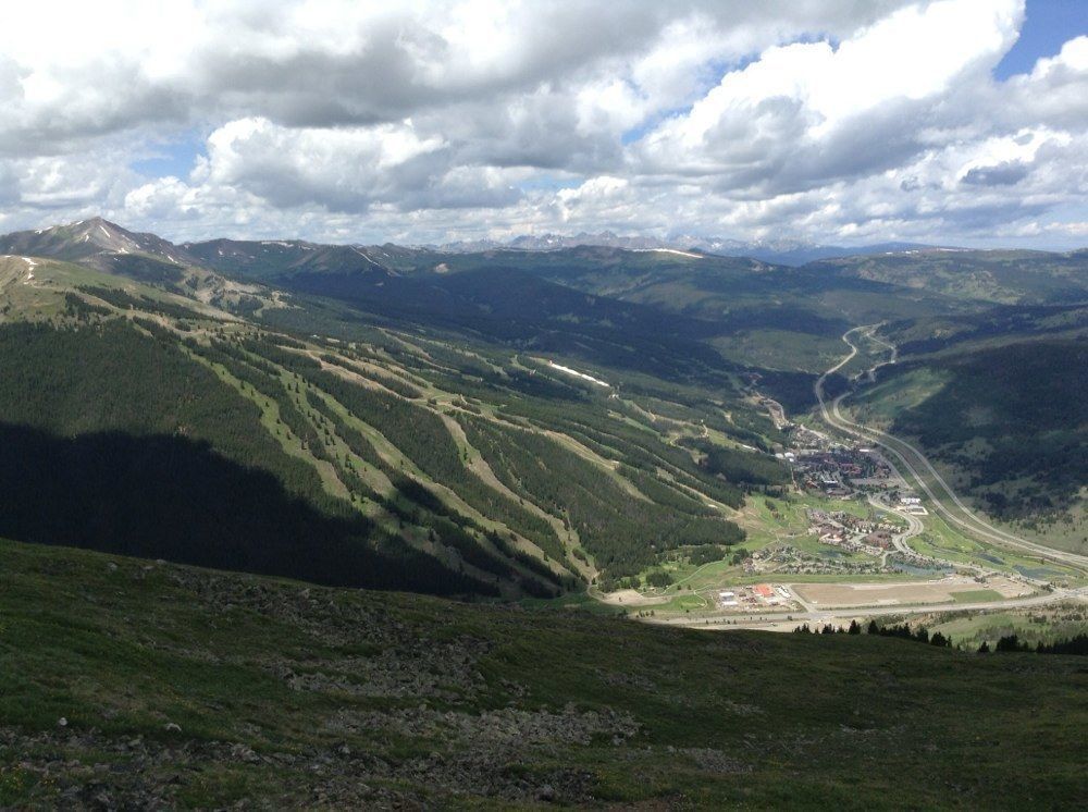 SkyRunCopper's tweet photo. Cool down from the summer heat on Copper Mountain! ❄️ 🏔️

#coppercoloradohikes #coppermountain #visitcoppermountain #skyrunvr #skyruncopper #coppercolorado #denvertocopper #texastocolorado #mountaingetaway #mountainviews #summerheat #mountaincooldown https://t.co/upIBh5A23W