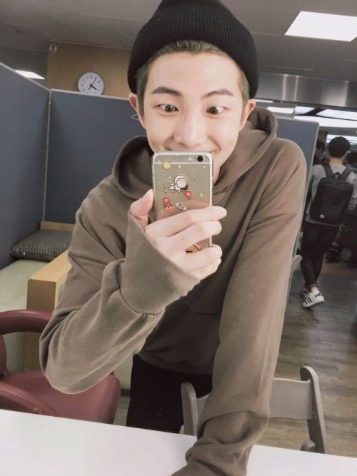4O4_twt's tweet photo. Hoy estamos en una cita de esposos con Dante Kohler y vinimos al #MOCCADEBUT para llenar de apoyo a la reina, llevamos un rato dรกndolo todo con los teloneros y esperamos ansiosos en #BIRTHDAYSINGLE. Dante no deja de comer porque anda ansioso la vd de tanto esperar!!
#GASPAR_404 https://t.co/DC86uW0b9p