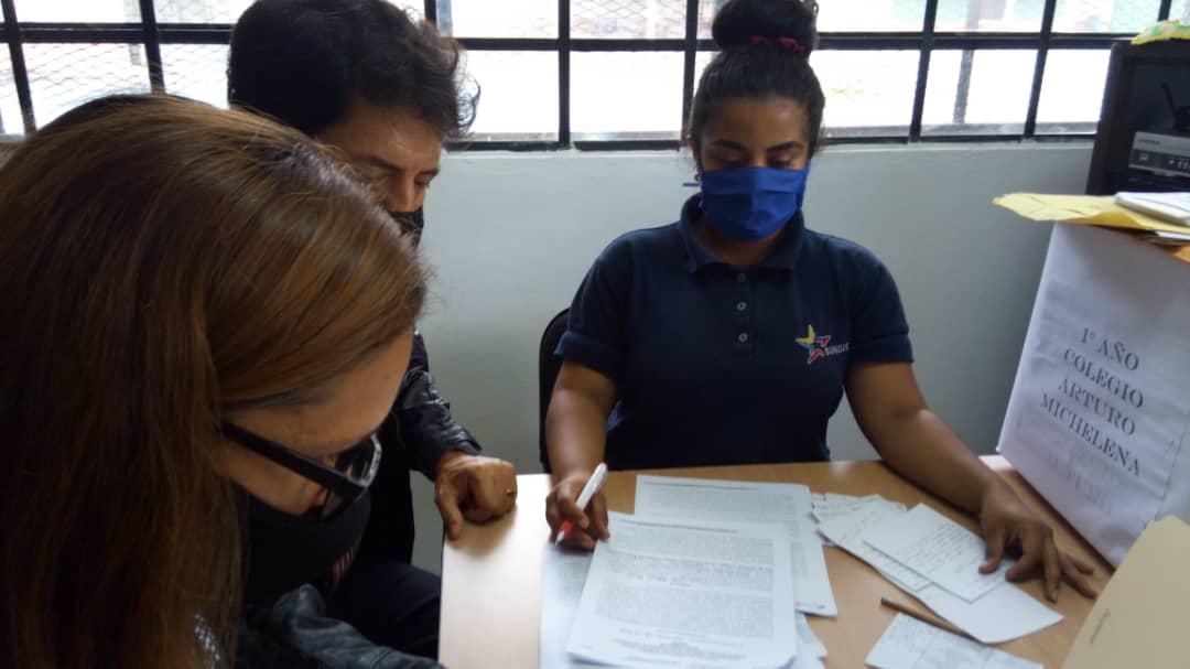 sundde_ve's tweet photo. #DistritoCapital | La @sundde_ve atiende las denuncias e inspecciona colegios privados de la Gran Caracas, para garantizar el cumplimiento de las resoluciones 114 y 027, las cuales establecen la fórmula para calcular el monto de la matrícula y la mensualidad. #29Jul https://t.co/iv5Z6kuFVE