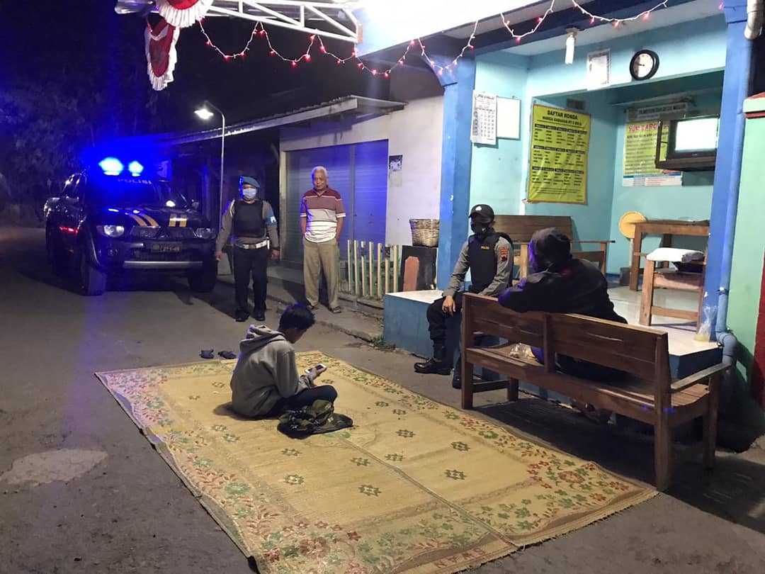 PBendosari's tweet photo. Menjaga situasi Kamtibmas yang kondusif, patroli Polisi Siaga malam hari Polsek Bendosari sambangi pemukiman warga. Sampaikan himbauan Kamtibmas menjaga keamanan lingkungan dan patuhi Protokoler kesehatan cegah Covid19. 29/7/2020
#PolriKawalAdaptasiBaru
#polisisukoharjo https://t.co/0iHruRfjXX