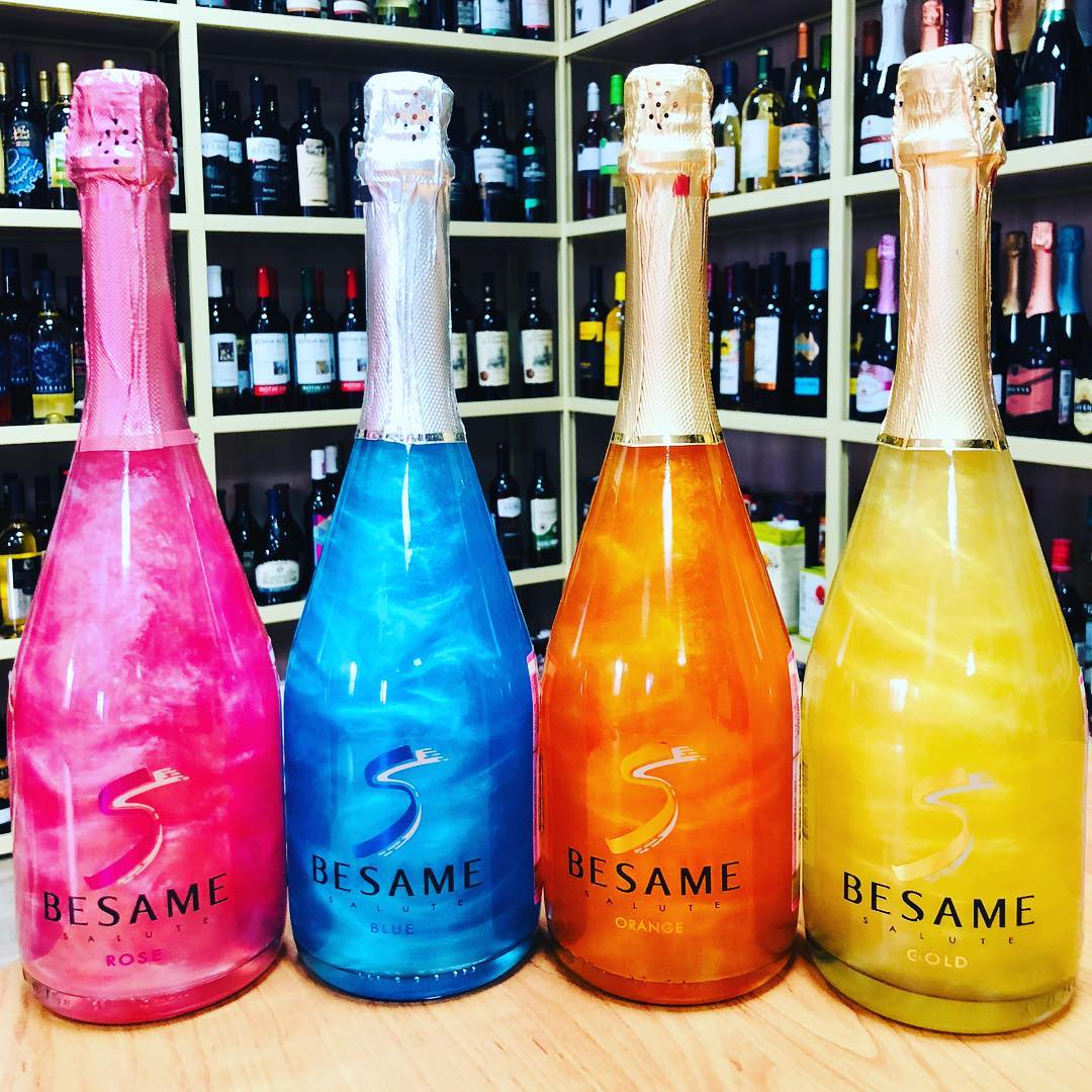 Шампанское купить в новосибирске. Винный напиток Besame Blue. Винный напиток Besame Rose. Перламутровое шампанское Aviva вкусы. Шампанское с перламутром Aviva.