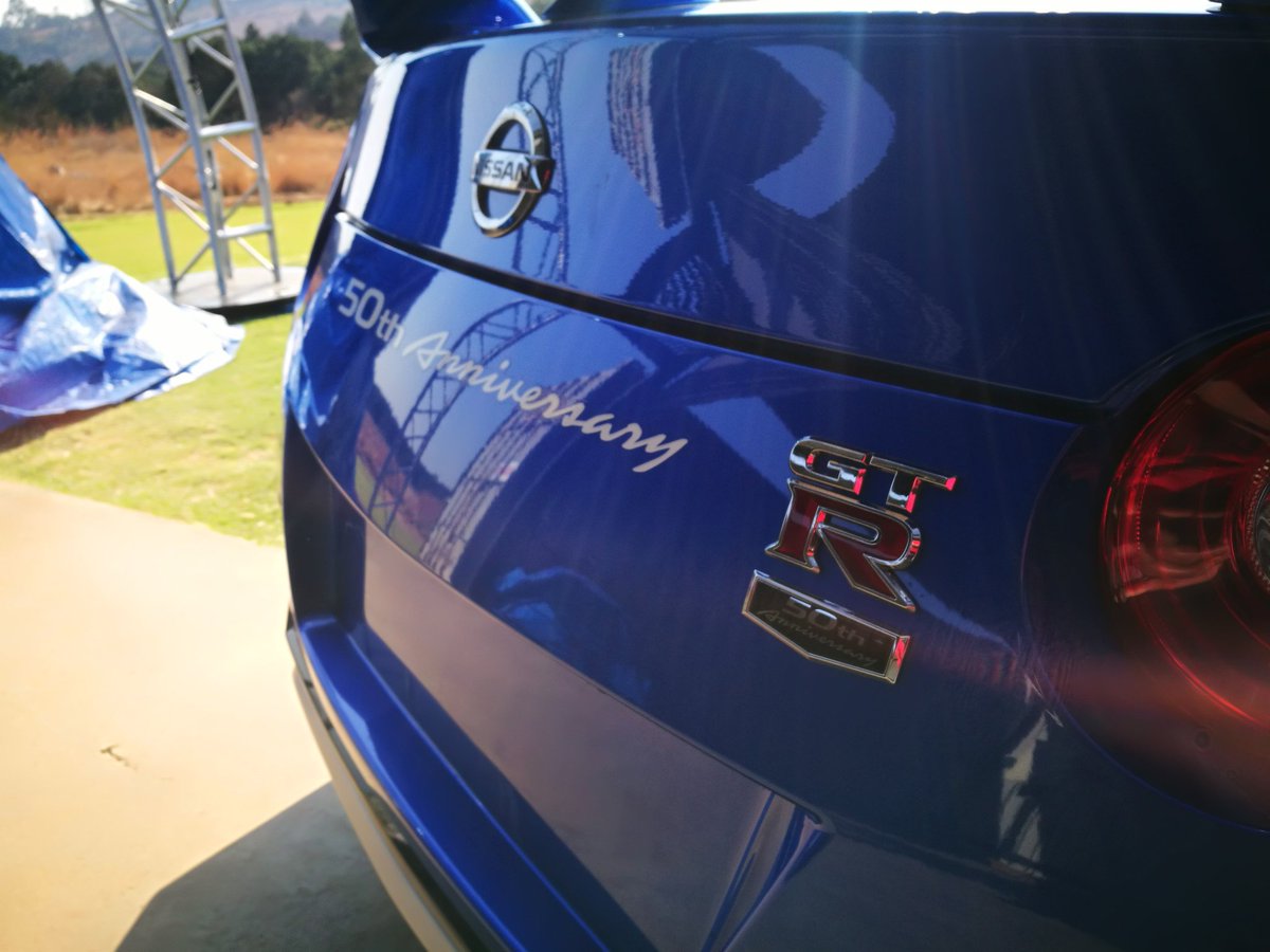 Lana ke you will do launch, I did so successfully, as we were giggling kamandi , something in was creeping up my rear view mirror, this happened just as we had come up behind a truck, I told Sbo, "Tata kushubile, I think that's a Ferrari and a V12 at that , sahleka