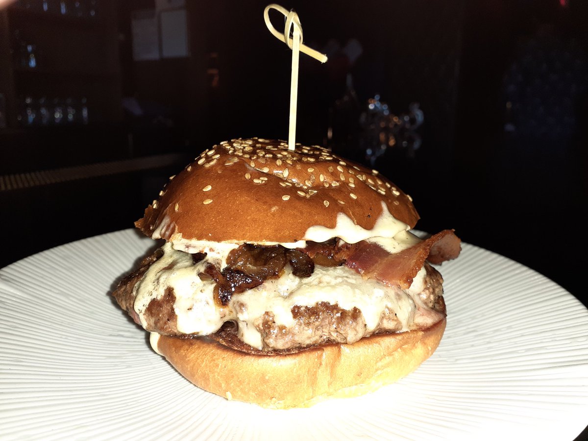 SandyWasserman's tweet image. Happy hour dinner Second Story Liquor Bar. Oysters on the half shell,  Margarita and a Two Hand Burger. @cbchasers have you ever had this burger? #Foodiechats #scottsdale #eatlocalaz