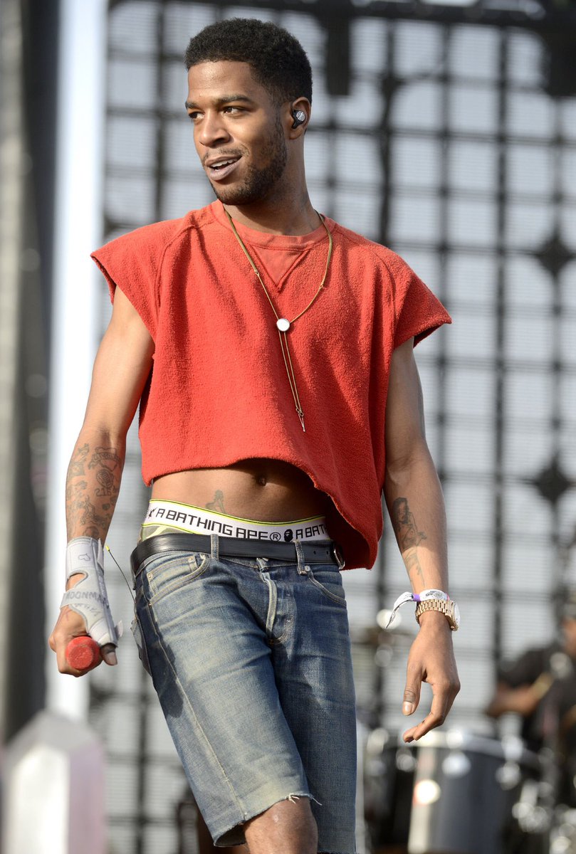 chloe_byrom's tweet photo. am i the only one who thinks guys wearing crop tops is attractive like look at them... just me? okay i’ll go:/ https://t.co/q07KYkKEqP