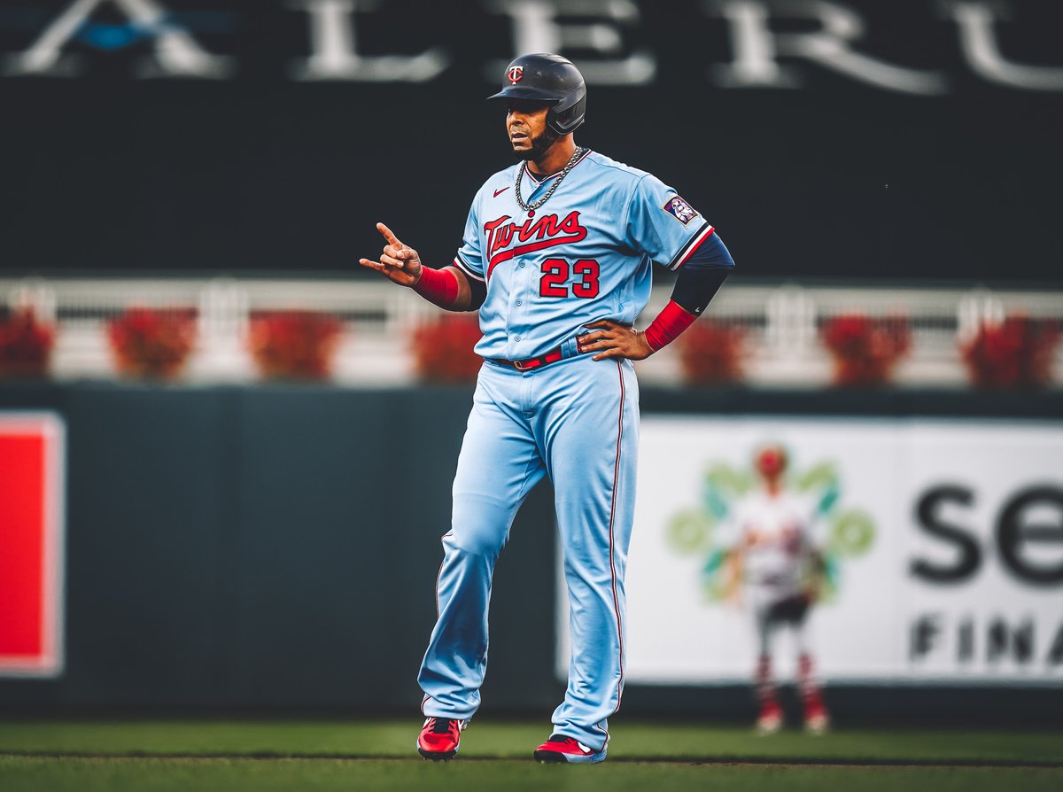 Twins's tweet photo. Sweet swing. 

And really, another chance to look at these unis. 😍

#MNTwins https://t.co/It9eddr5Lb