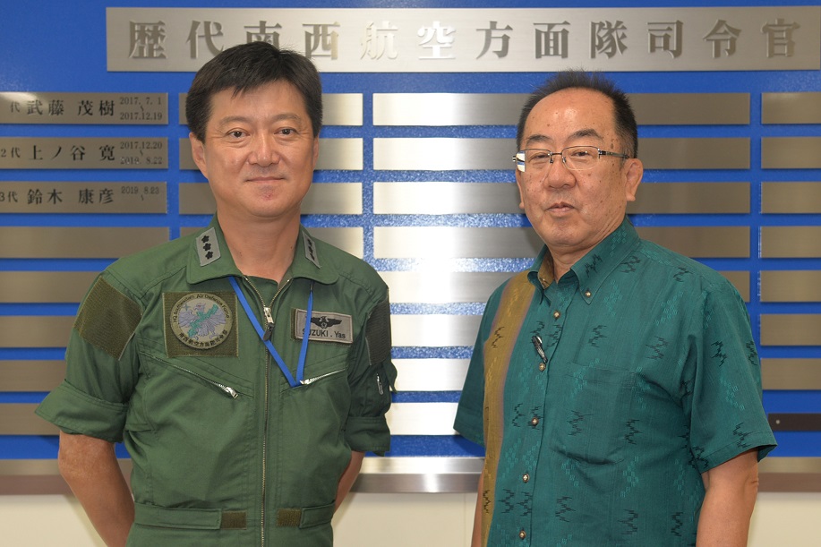 航空自衛隊那覇基地 安全保障委員長の西銘衆議院議員が来訪されました 南西域で対領空侵犯措置等の任務を24時間遂行している部隊の活動状況について 南西航空方面隊司令官鈴木空将と懇談されました 南西空hp T Co Nnuwqslkju T Co 航空自衛隊那覇基地 安全保障委員長の西銘衆議院議員が来訪されました 南西域で対領空侵犯措置等の任務を24時間遂行している部隊の活動状況について 南西航空方面隊司令官鈴木空将と懇談されました 南西空hp T Co Nnuwqslkju T Co