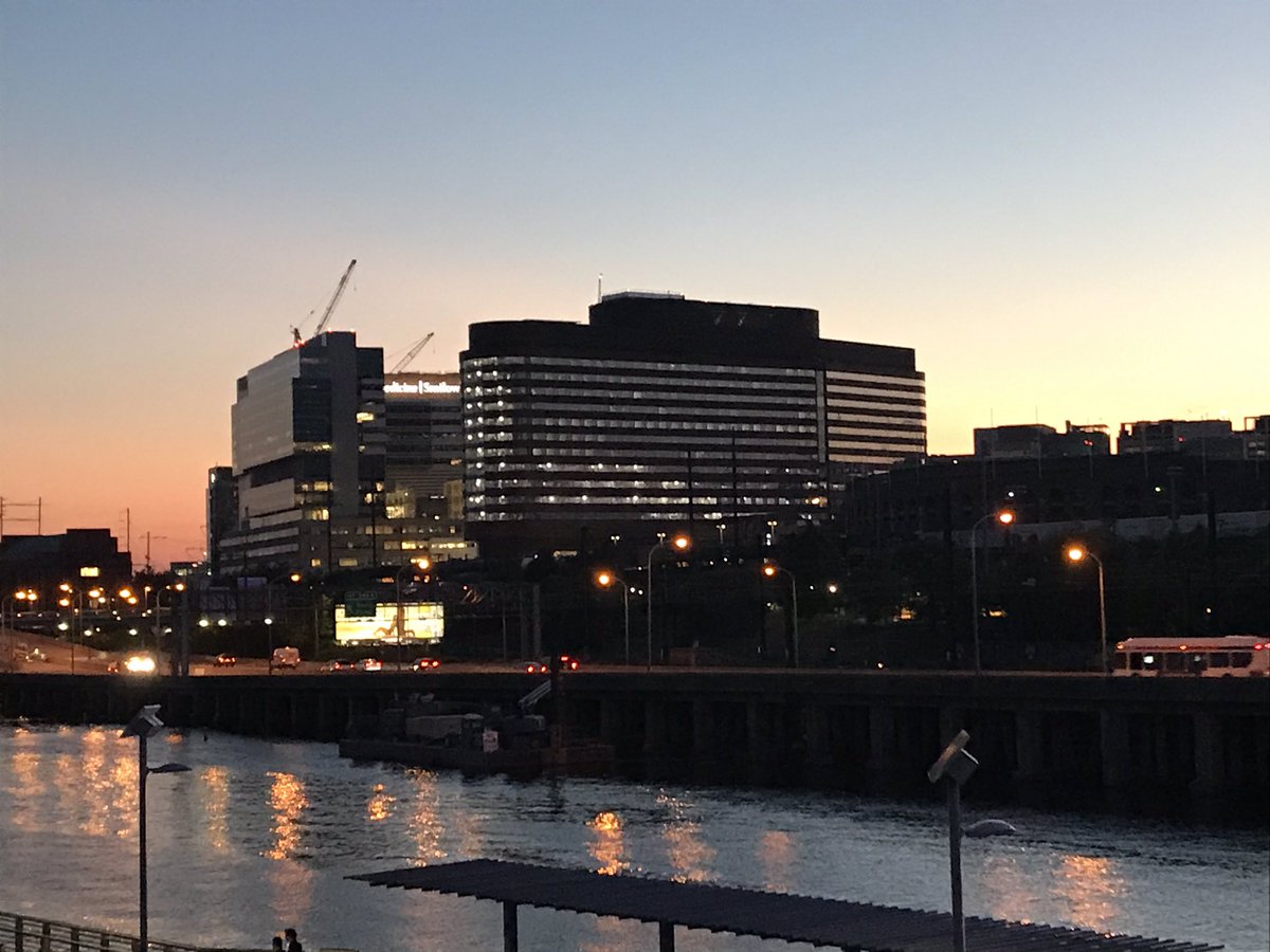 FilipinoSurgeon's tweet photo. Dusk settles over the #Schuykill https://t.co/ZB2o7t1czM