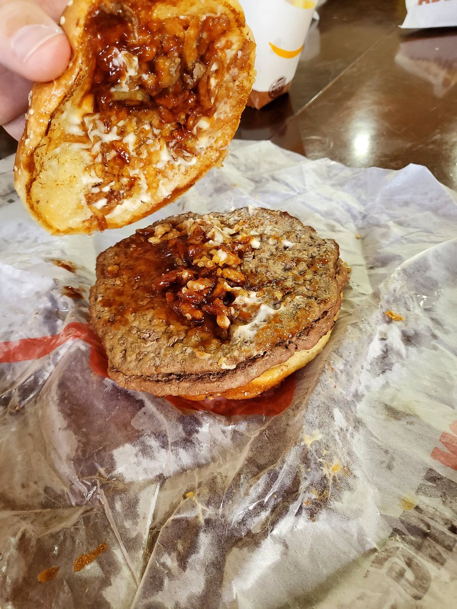 ChrisCarson81's tweet image. Expectations vs reality @BurgerKing Lubbock TX needs help. #wheresthebacon #slappedtogether