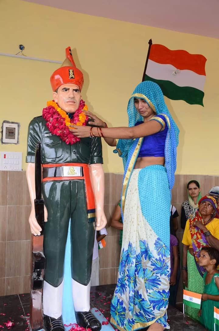 Smt.Ravita Devi paying Homage to beloved

SEPOY BABALOO SINGH
18 JAT- 61RR 
SENA MEDAL (P)
on his 4th BALIDAN DIVAS.

He attained VEERGATI on 30th July 2016 in Kashmir fighting with terrorists.
#RememberHim
#KnowYourHeroes