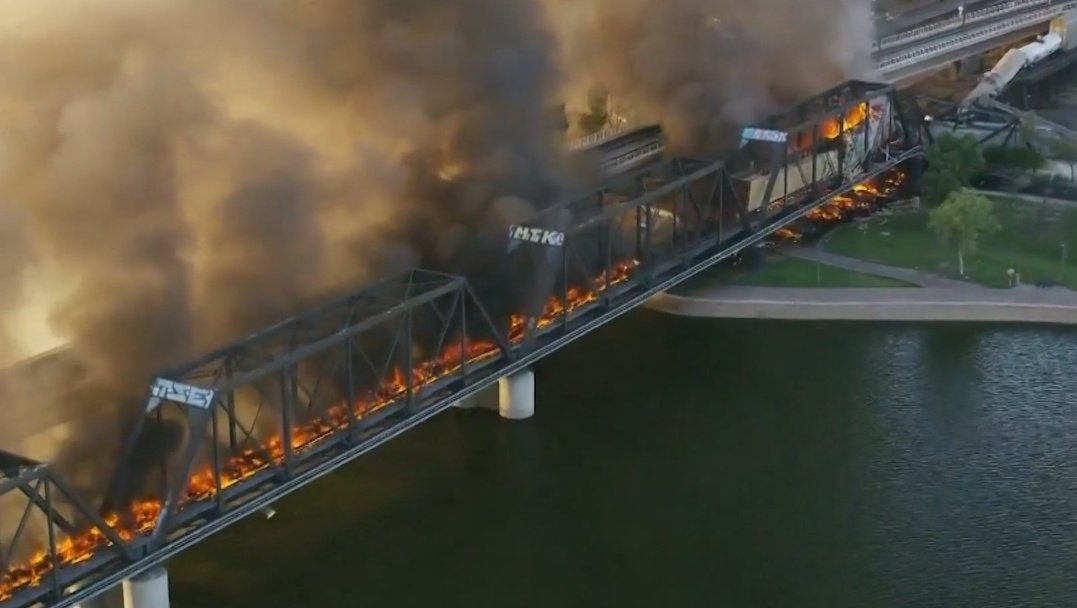 al_upm's tweet image. El accidente ferroviario hoy en Arizona involucró un tren con químicos y madera.
UPM diseñó EL TREN DE UPM, que cargará diariamente cientos de toneladas de ácido sulfúrico y otros químicos peligrosos, pasando entre las casas de los uruguayos.
No les importa la gente.
@UPMUruguay