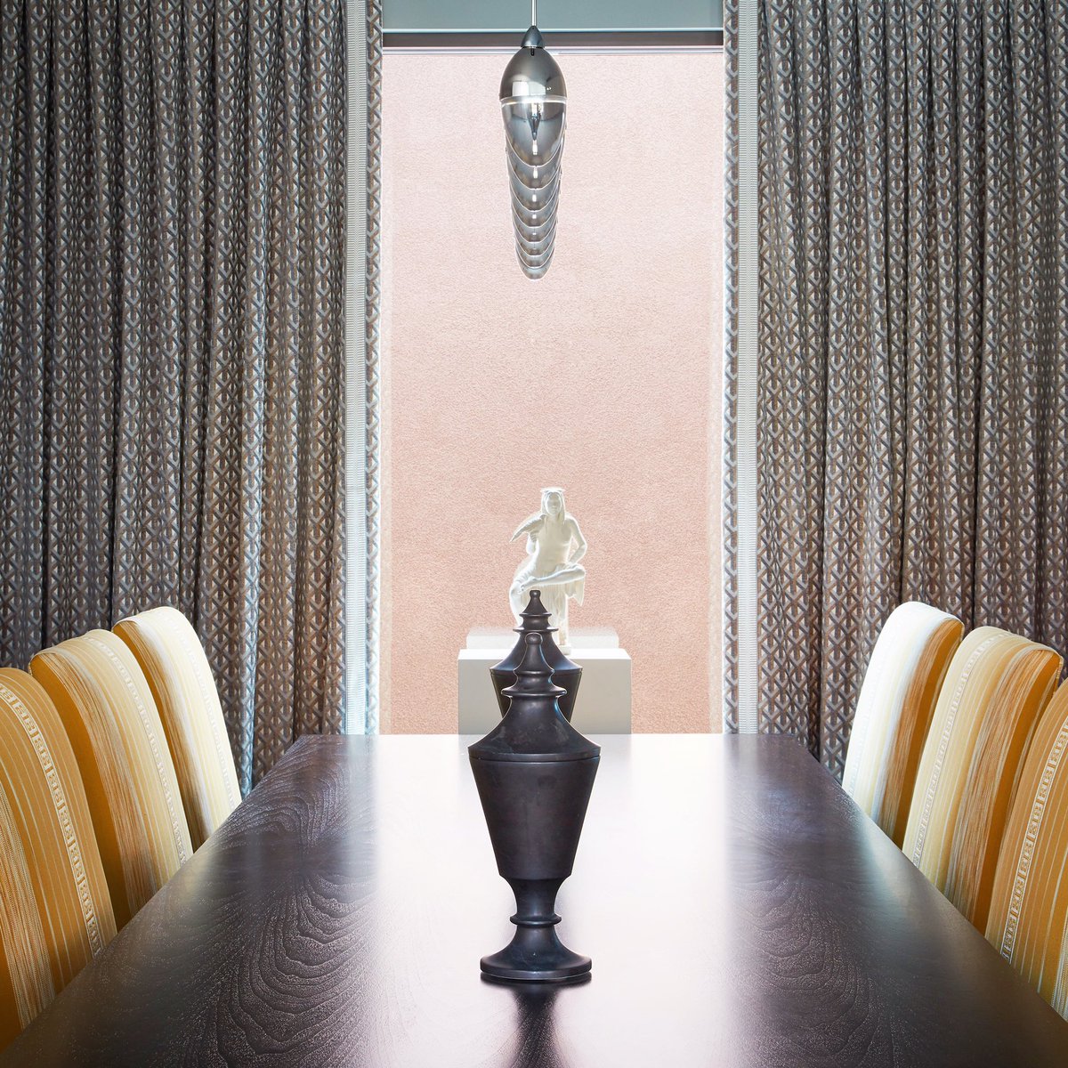 VernYipDesigns's tweet photo. Dining rooms are amongst my favorite spaces to design because I love connecting over food. Having friends over for epic dinners, overflowing with laughter and great conversation, is on top of my must-do post-pandemic list. What’s on your list? #VacationAtHome #VernYipForTrend https://t.co/9hxT3NWDX7