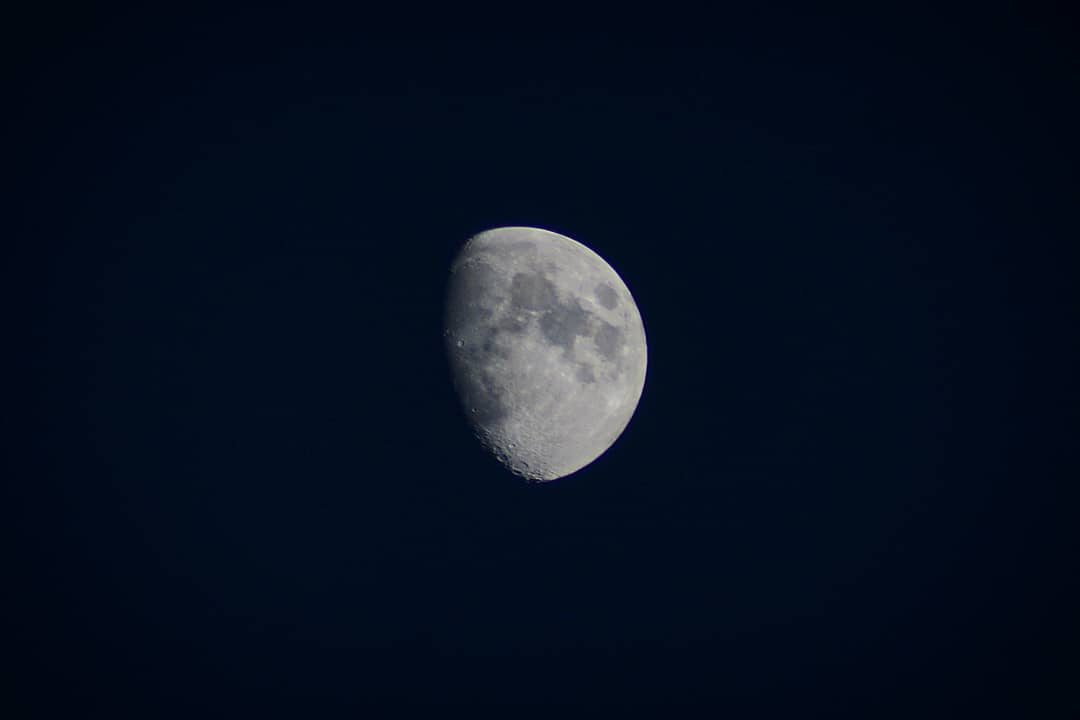 LittledragonMei's tweet photo. The moon is very clear tonight and some running thoughts tonight.
📷: Sony a6000 with minolta maxxum 100-300 lense
#moontouched
#moonphotography
#naturephotography #nature #sonyalphaseries #sonya6000 #sonyalphacamera #sonymirrorless 🌔 https://t.co/N3F4tKcwBN