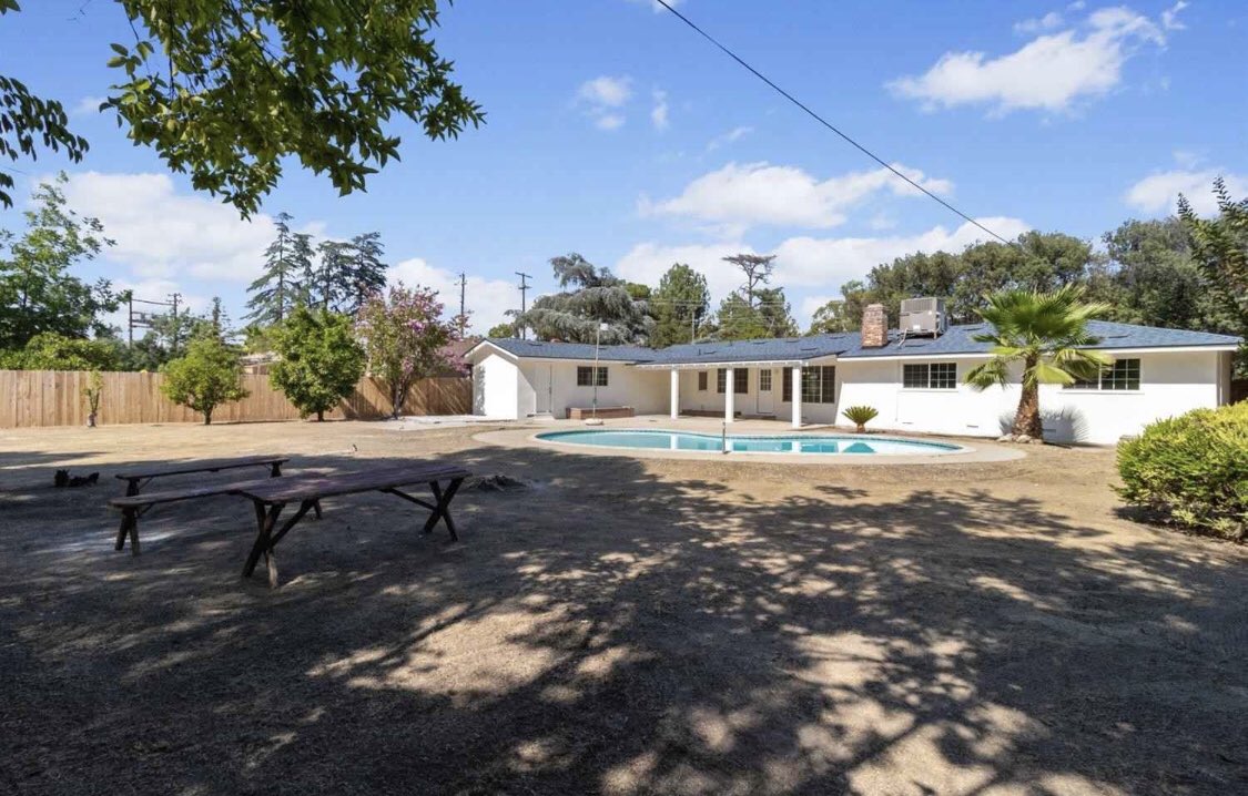 Realtor_Ranferi's tweet image. Can you envision your self in this amazing home? 🏡 
#4beds #3bath #pool #fresno #dm