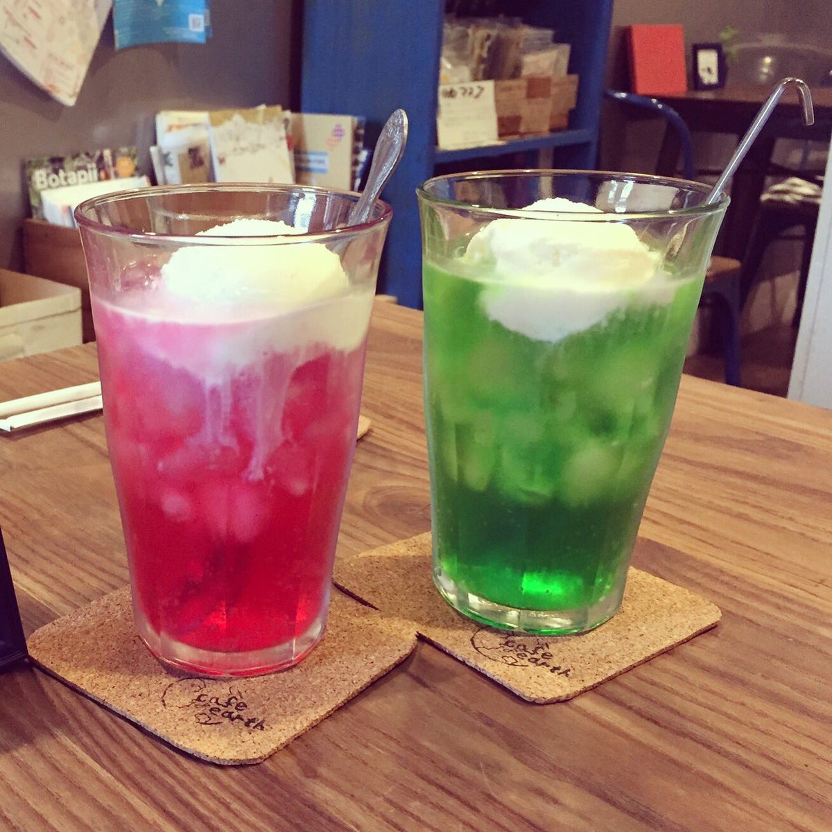 cafeearth2017's tweet photo. クリームソーダもテイクアウト
https://t.co/wUXPKR2IG4 https://t.co/BPZkdXH3BH