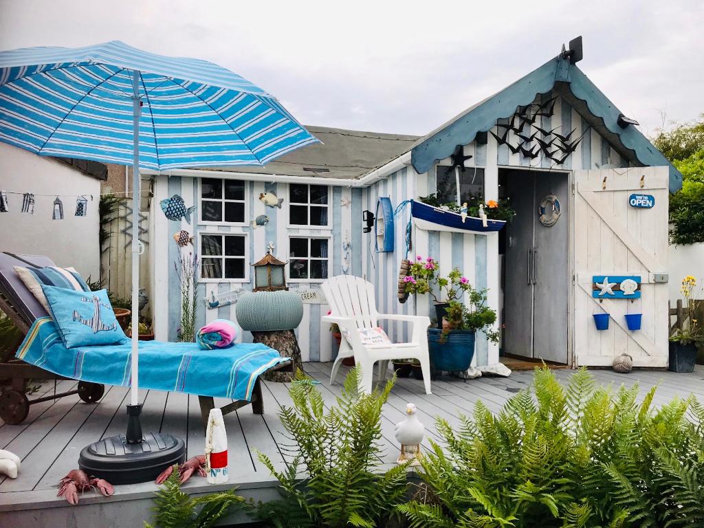 CuprinolUK's tweet photo. Who will get your vote? 

We’ve shortlisted 3 contenders for our ‘Budget’ Shed of the Year. Each proving that you don’t have to spend a lot to create your dream shed! Voting closes 9th August. 

Select your fave #ShedoftheYear here: https://t.co/hjUBgmuCeB https://t.co/YmGnUp3lYR