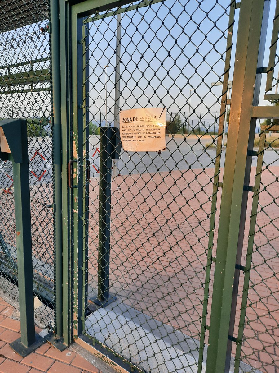 dolorsbassac's tweet photo. Avui (892 dies)em ve de gust sortir el mati per la porta de la presó i cridar cap al cel :"Aneu a la merda" dirigit (suposo) als poders establerts: judicials, legislatius i executius.I penso en @junqueras @quimforn @raulromeva @jordialapreso @jcuixart !Indignació i ràbia! https://t.co/qZ1s0OOEXW