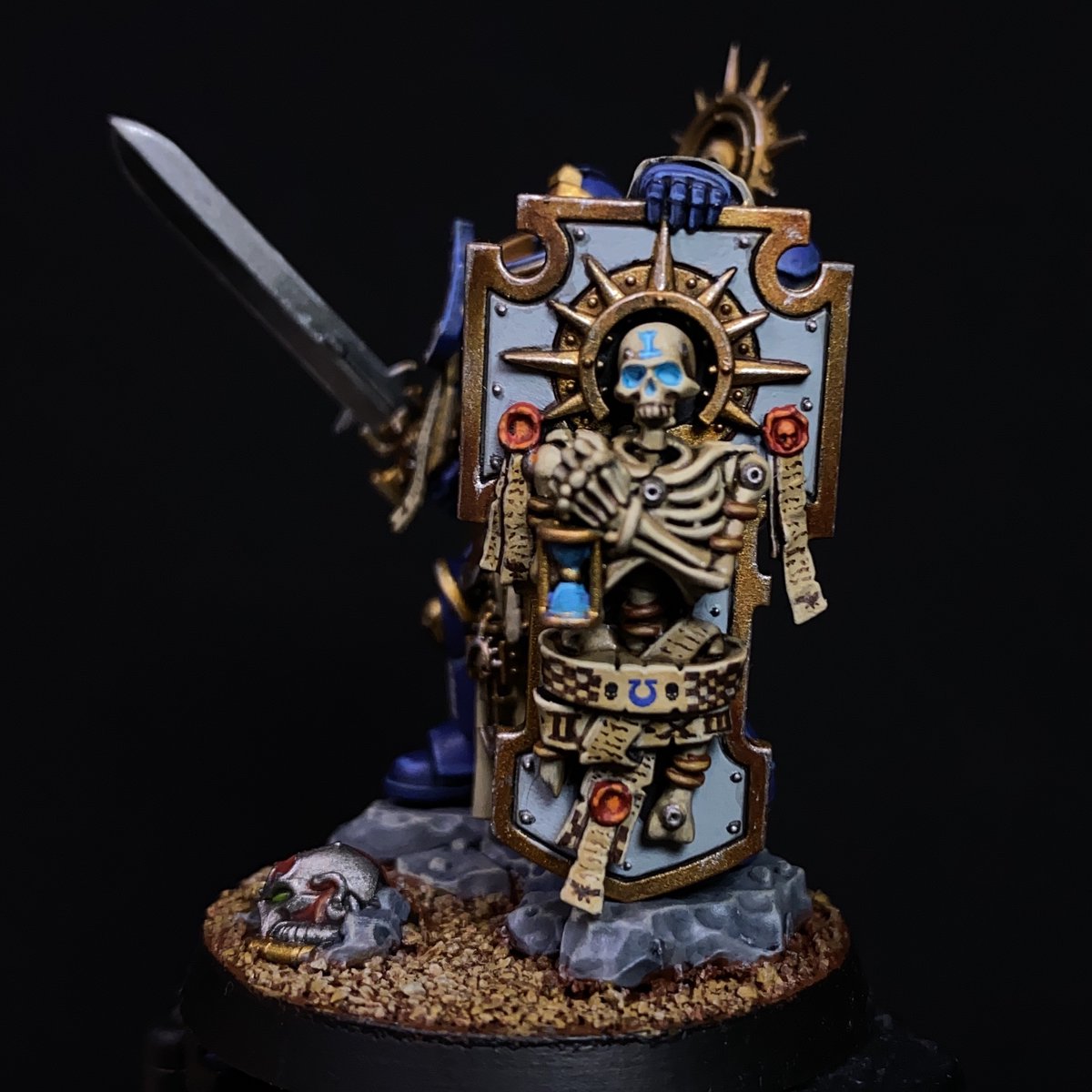 (2/7)Gold trim on Storm shieldI used contrast paint Guillimen Flesh with contrast medium 1:1 to make a warm glaze on the darker area of the gold trim. The same method was applied to all golden parts on this model.