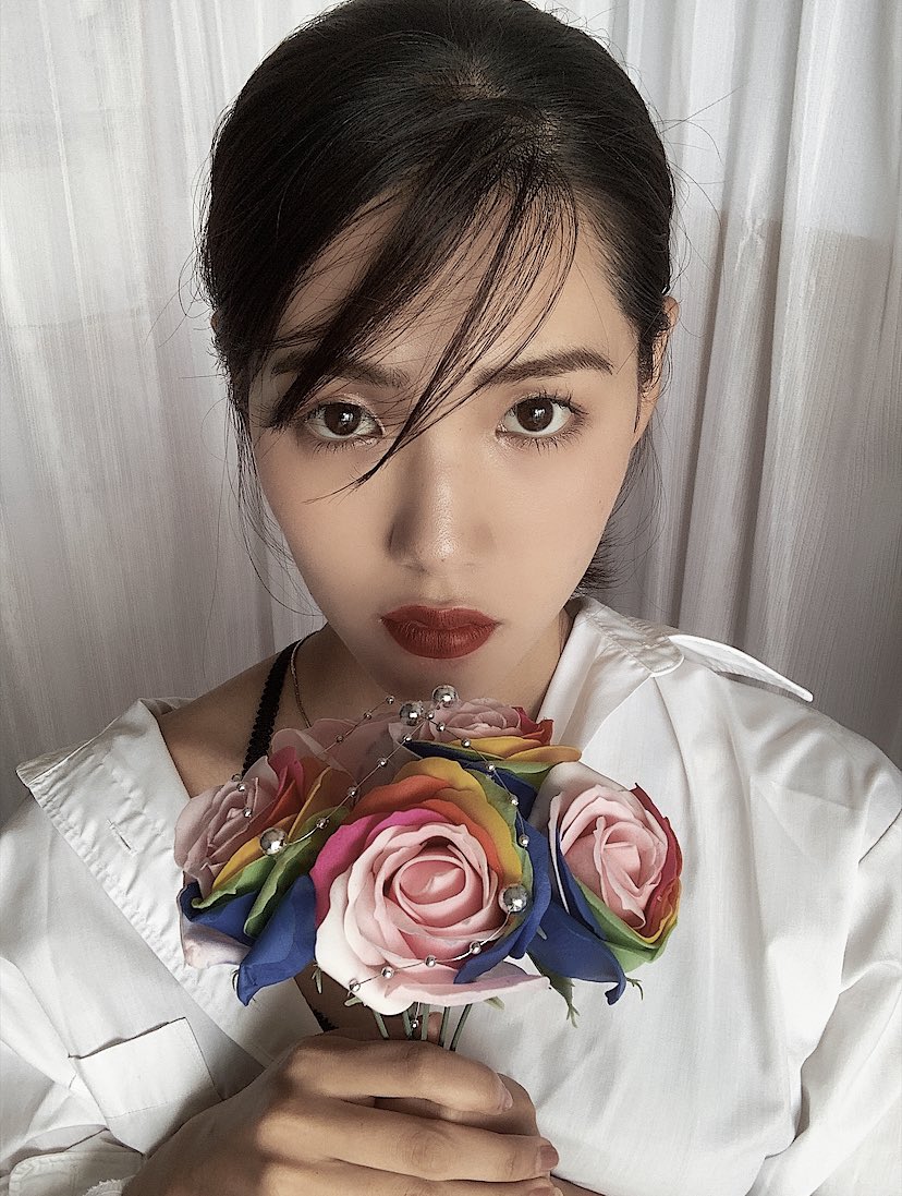 bieberyu00's tweet photo. レインボー薔薇　🥀
花言葉
（無限大の可能性）

.
#yukastagram #ootd #fashion #fashiongram 
#instagood #instagram #instafashion #summer #summertime #summerfashion #flowers #フラワー #お花畑 #rose   #レインボーバラ https://t.co/38hjprUNKO