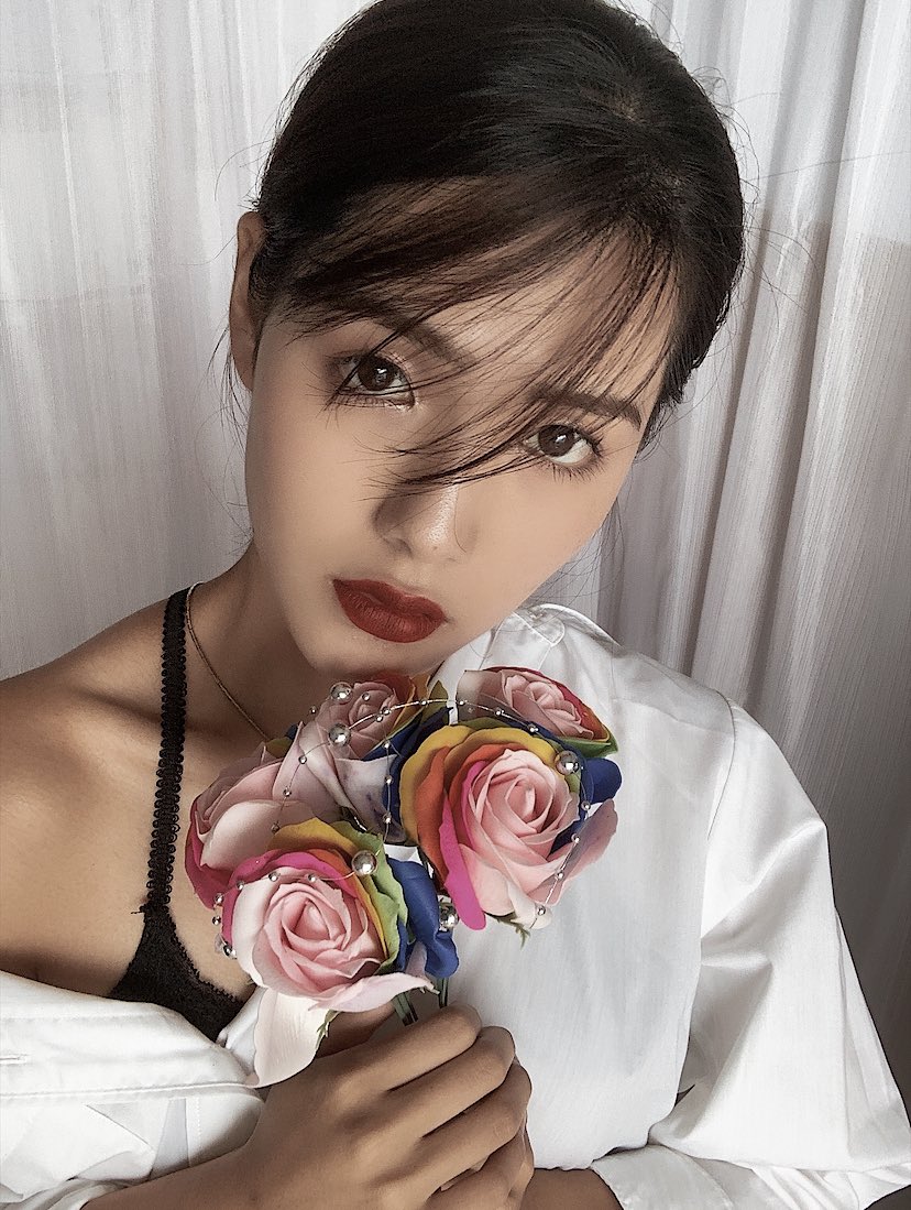 bieberyu00's tweet photo. レインボー薔薇　🥀
花言葉
（無限大の可能性）

.
#yukastagram #ootd #fashion #fashiongram 
#instagood #instagram #instafashion #summer #summertime #summerfashion #flowers #フラワー #お花畑 #rose   #レインボーバラ https://t.co/38hjprUNKO