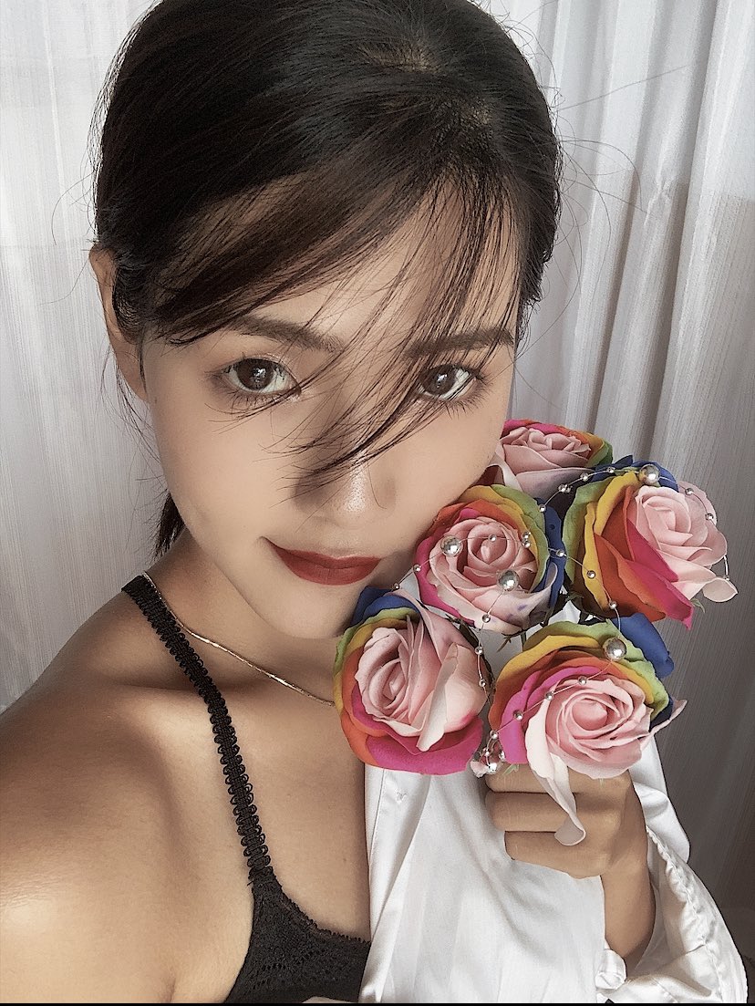 bieberyu00's tweet photo. レインボー薔薇　🥀
花言葉
（無限大の可能性）

.
#yukastagram #ootd #fashion #fashiongram 
#instagood #instagram #instafashion #summer #summertime #summerfashion #flowers #フラワー #お花畑 #rose   #レインボーバラ https://t.co/38hjprUNKO