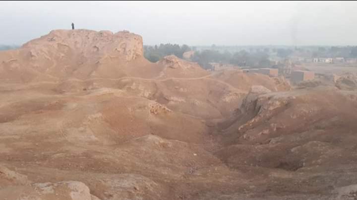 Ruins of Tulamba CityNear the modern town of Tulamba is the site of historical mounds which are supposed to date back all the way to the time of Alexander the Great. Remains of bastions and other fortifications can be seen.