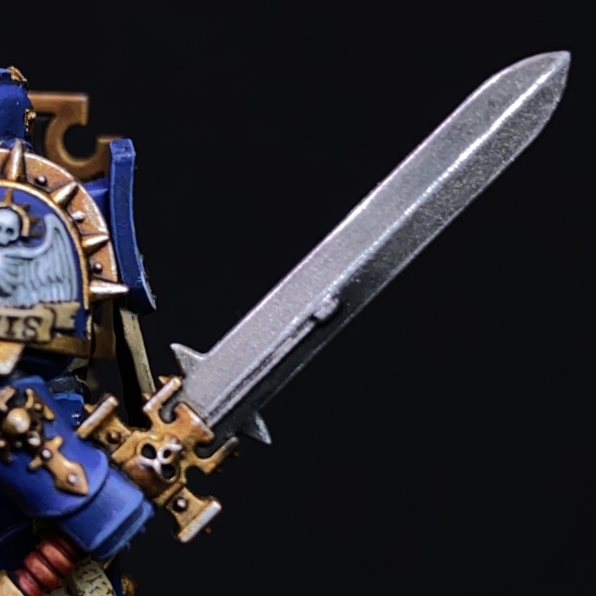 (6/7)Power SwordContrast paint again, black templar : medium = 1:4I slowly apply a thin layer one after another. About 5 coats you can see the color starts to add up. I made the power rod darker for the lightening effect later… if I have time to do it 