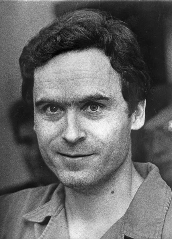 Inget kasusnya Ted Bundy? American killer terkenal dengan paras rupawan dan otak cemerlang yang melakukan penculikan, pemerkosaan, dan pembunuhan serta memiliki Necrophilia; ketertarikan seksual terhadap mayat?