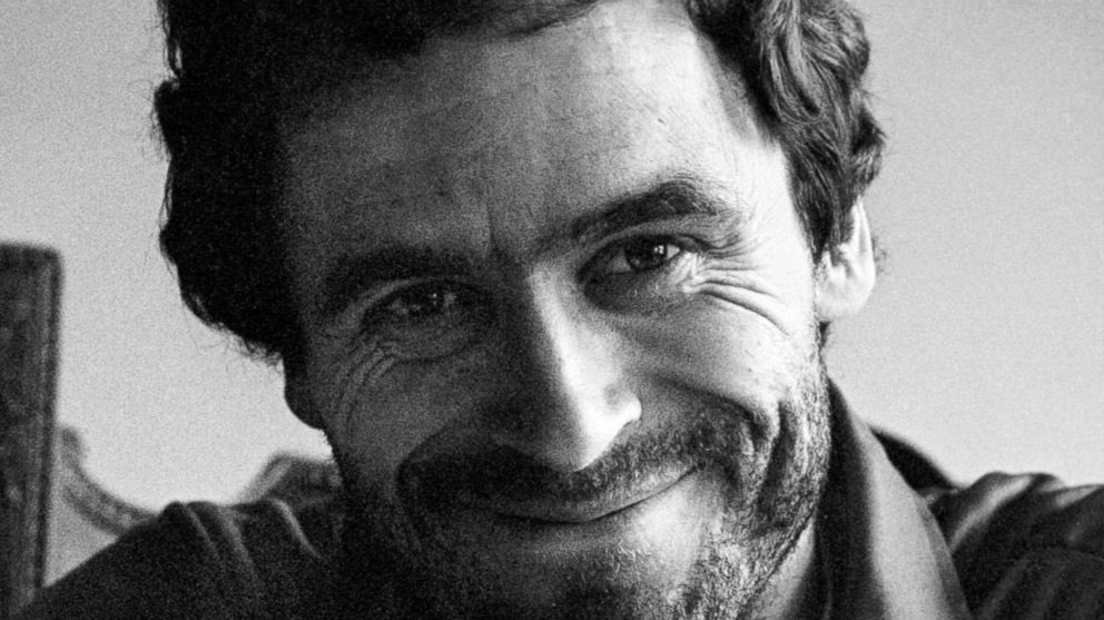 Inget kasusnya Ted Bundy? American killer terkenal dengan paras rupawan dan otak cemerlang yang melakukan penculikan, pemerkosaan, dan pembunuhan serta memiliki Necrophilia; ketertarikan seksual terhadap mayat?