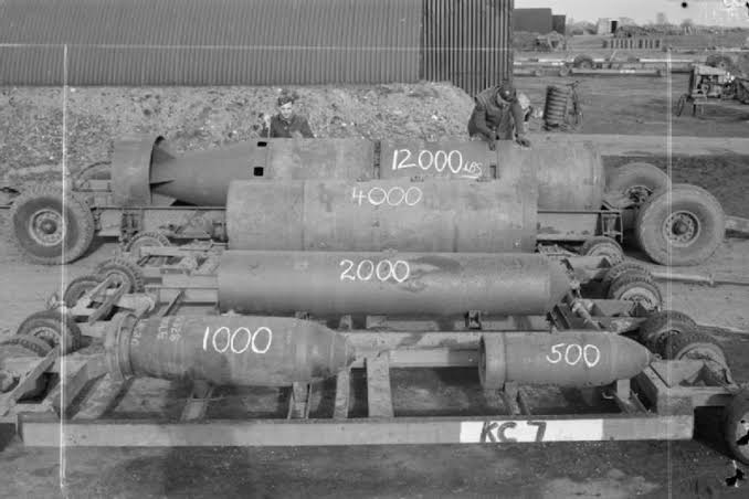 The  #Japanese wanted to cut off the supply lines the city provided & the targets were well planned-outThe first strikes, between December 20 and 24, 1942, saw bombs falling in Dalhousie & adjoining areas.(3/6)