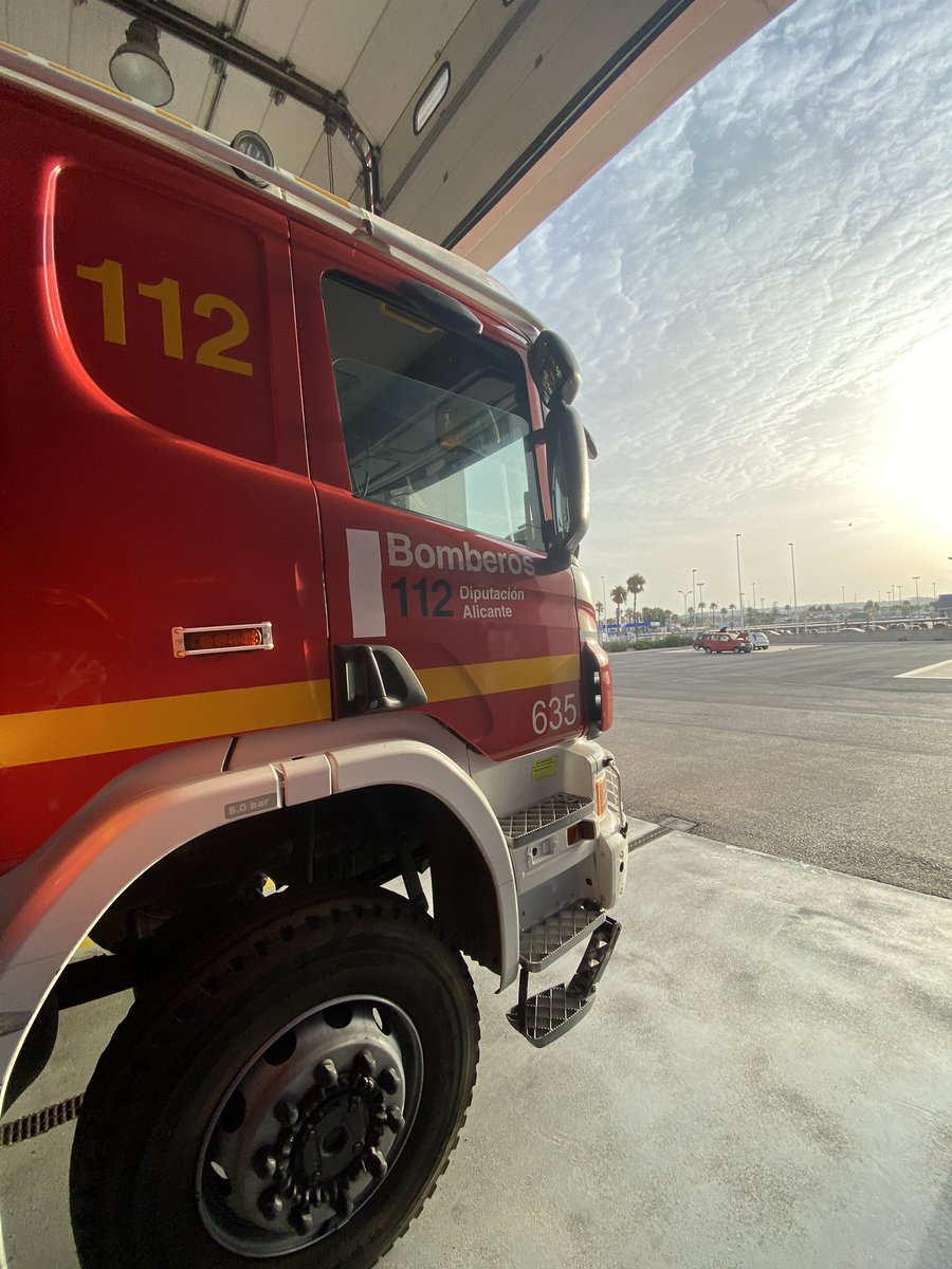 BomberosTorrev1's tweet photo. Empezamos la guardia. Buenos días!
#torrevieja #bomberos https://t.co/zGCDOJ3R51