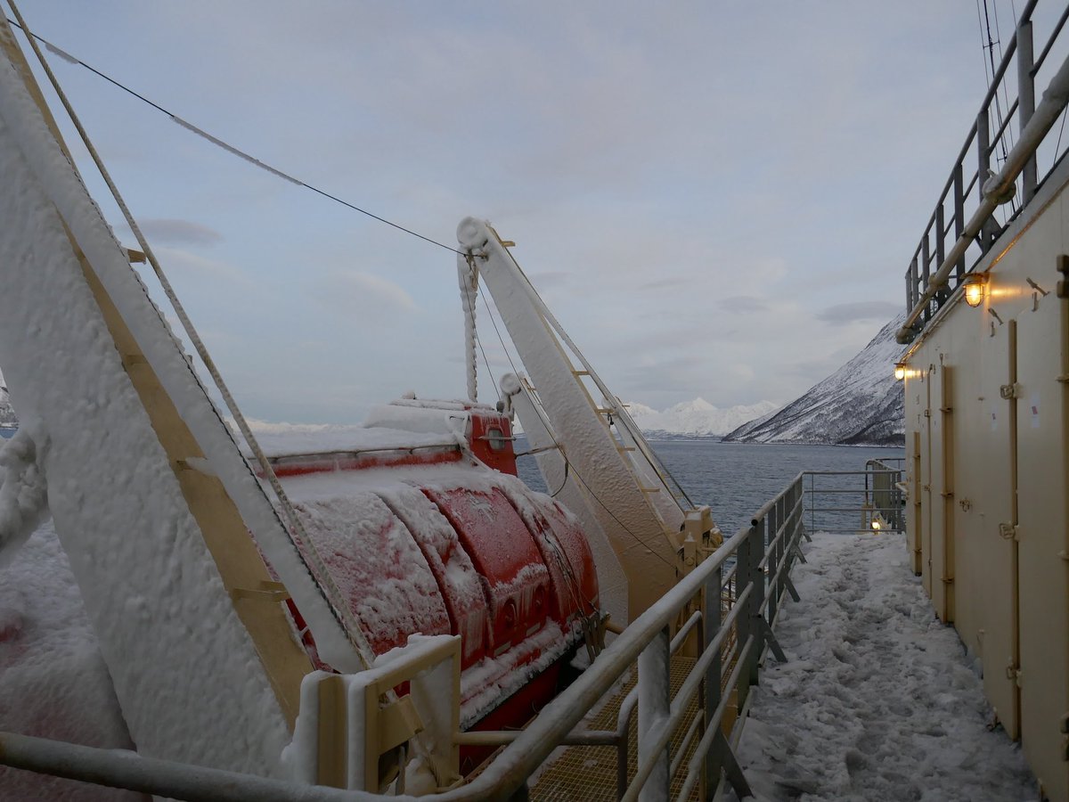 On January 30 we stayed in the fjord of Tromsø waiting for better wind and wave conditions to cross the Barents Sea.